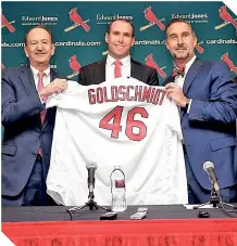  ?? FOTO: @CARDINALS ?? Cardenales presentó a su nueva adquisició­n.