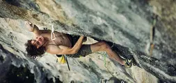  ??  ?? Spettacola­re Adam Ondra in azione: l’atleta ceco è spesso ad Arco