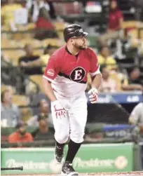  ??  ?? Ronny Paulino, del Escogido, sigue la trayectori­a de la pelota luego de dar un sencillo en el primer inning del partido contra las Águilas.