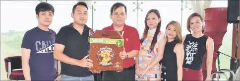  ??  ?? Tony Merril (second left) who is the Shopper & Consumer Engagement manager of Sarawak Region, hands over the sponsored items for the singing competitio­n to Bintang Megamall event manager Allen Wong with Alex Lau (right), Serene, Penguin Chan and Xiao...