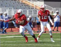  ?? COLEEN MOSKOWITZ — FOR THE NEWS-HERALD ?? Perry’s Jaylen Anderson takes a handoff from Drew Schiano on Sept. 14.