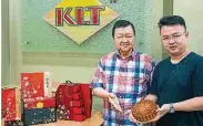  ??  ?? 林德來（左）和錦綸泰集團市場經理­林嘉誠推介獨特的大月­餅。