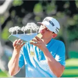  ?? E.S. ?? John Catlin besa el trofeo de campeón en la última cita en Valderrama.