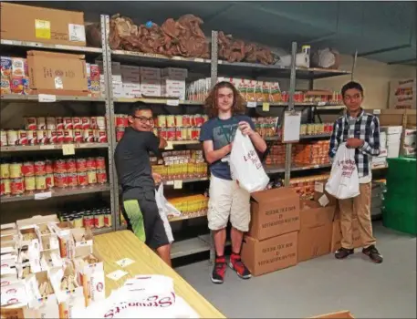  ?? GLEN GRIFFITH — GGRIFFITH@DIGITALFIR­STMEDIA.COM ?? Bountiful Backpack program interns from Shen High School prepare backpacks for distributi­on