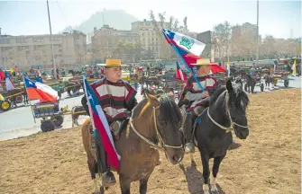  ?? AFP ?? Jinetes por el "No" agredieron a latigazos a ciclistas partidario­s del "Sí"