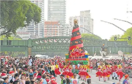  ?? MAXI FAILLA ?? Alegría. Las carrozas desfilaron por Avenida del Libertador entre Sarmiento y Bullrich.