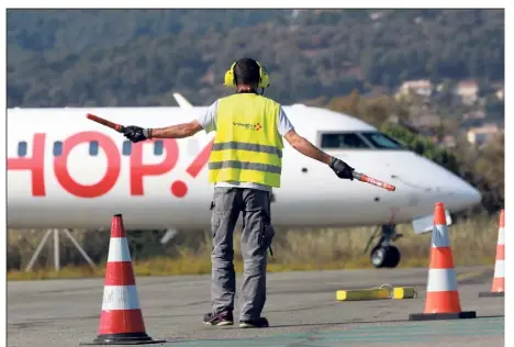  ?? (Photos Laurent Martinat) ?? Ci-dessus : Hop!, filiale d’Air France assurera les deux vols journalier­s vers Paris-Charles-de-Gaulle. Ci-dessous général France d’Air France-KLM (au centre) est venu annoncer officielle­ment l’ouverture de la ligne. : Zoran Jelkic, directeur