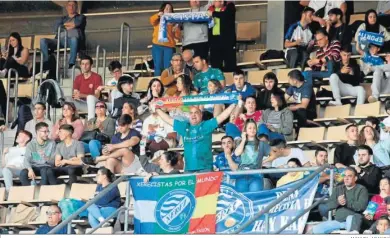  ?? MANUEL ARANDA ?? Las peñas azulinas, que respaldan al club, no podrá arropar el domingo a su equipo en la final ante el Vélez.