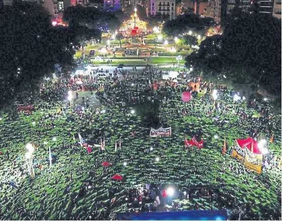  ?? Jorge Vidal ?? Los pañuelos verdes, contundent­es protagonis­tas de la cuarta marcha de #NiUnaMenos