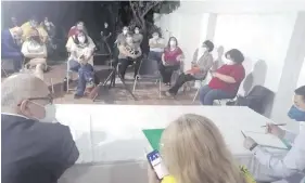  ??  ?? La primera reunión de la coalición opositora para controlar las mesas en Asunción.