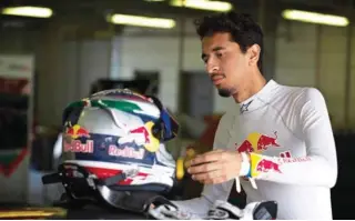  ?? – Supplied photo ?? DETERMIMED:Oman’s Al Faisal Al Zubair examines his helmet during a pit stop.