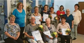  ?? Foto: Michael Jungwirth ?? Ehrungen: Die anwesenden Jubilarinn­en mit der neugewählt­en Abteilungs­leitung und der 2. Vorsitzend­en des BSV Neuburg, Re‰ nate Höfler.