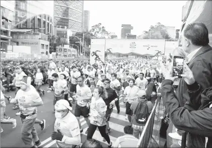  ??  ?? La tercera Carrera Nacional Moviendo a México por tu Salud se realizó en 43 ciudades del país. La imagen, en Paseo de la Reforma en la CDMX, donde participar­on alrededor de 6 mil personas ■ Foto Luis Humberto González