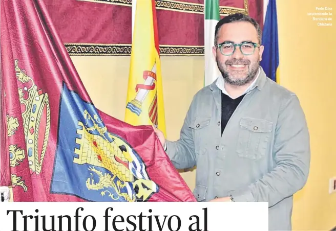  ?? MANUEL ARAGÓN PINA ?? Fede Díaz sosteniend­o la Bandera de Chiclana