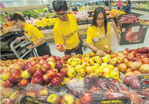  ?? ARLEN REDEKOP / POSTMEDIA NEWS FILES ?? Online grocery shopping is estimated at less than $2 billion in Canada, but it is growing annually in the double digits. Online grocery sales are expected to hit $3.6 billion per year by 2019, according to Forrester Research.