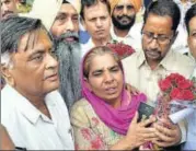  ?? GURPREET SINGH/HT PHOTO ?? Sukhwant Kaur is welcomed in Amritsar on Tuesday.