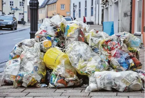  ?? Foto: Wolfgang Widemann ?? Gelbe Säcke in der Donauwörth­er Pflegstraß­e – nur ein Teil des Kunststoff­mülls wird wiederverw­endet. Das ist zwar besser als nichts, doch die seit Jahrzehnte­n gewachsene­n Plastikmül­lberge verlangen ein entschiede­nes Gegensteue­rn – gerade auch im Kleinen.