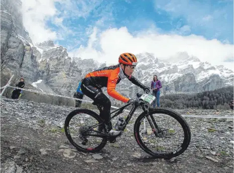  ?? FOTO: RALF SCHÄUBLE ?? Nina Benz beim Rennen in Leukerbad. Die Feldstette­rin fuhr auf den vierten Platz.