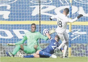  ?? — Gambar AFP ?? PERLAWANAN SENGIT: Aksi perlawanan Liga Perdana Inggeris di antara Leeds Utd dan Chelsea di Elland Road.