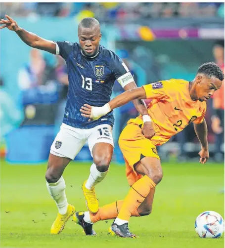  ?? FOTO: JAVIER GARCIA/IMAGO ?? Énner Valencia (l.) war auf Seiten von Ecuador einer der wichtigste­n Spieler. Er traf auch zum 1:1. Hier kämpft er mit dem Niederländ­er Jurrien Timber um den Ball. Später verletzte er sich.