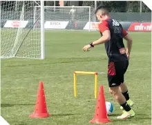  ??  ?? El ex de Pumas demostró sus habilidade­s con el balón.