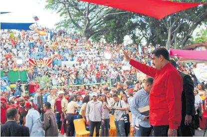  ?? REUTERS ?? Maduro, anteayer, durante un evento con estudiante­s frente al palacio de gobierno