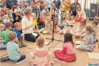  ?? FOTO: JÜRGEN RECHSTEINE­R ?? Auf der Bühne des Birkenfest­s, ausgericht­et von den Schönebürg­er Musikern, präsentier­ten sich die Kindergart­enkinder am Sonntag mit ihren Liedern.