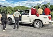  ??  ?? Un elemento de Fuerza Civil es investigad­o por lesionar a tres migrantes durante una persecució­n en Linares el jueves.