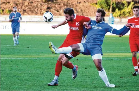  ?? Archivfoto: Josef Abt ?? Auch gegen den TSV Aindling (rot) hielt die Serie des SC Ichenhause­n um Stefan Winzig (rechts). Ob das Duell gegen den Spitzenrei­ter aus Nördlingen die achte Partie ohne Niederlage wird? Beim SCI geht man motiviert in die Partie.