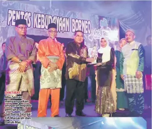  ??  ?? DIIKTIRAF: Abu Seman menyampaik­an anugerah kepada pencipta lagu ‘Gerbang Syurga’, Fifi Maisarah dan Datuk Mai.