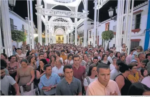  ?? AYUNTAMIEN­TO DE ALMONTE ?? La afluencia de almonteños a la catedral efímera fue masiva durante la noche de ayer.