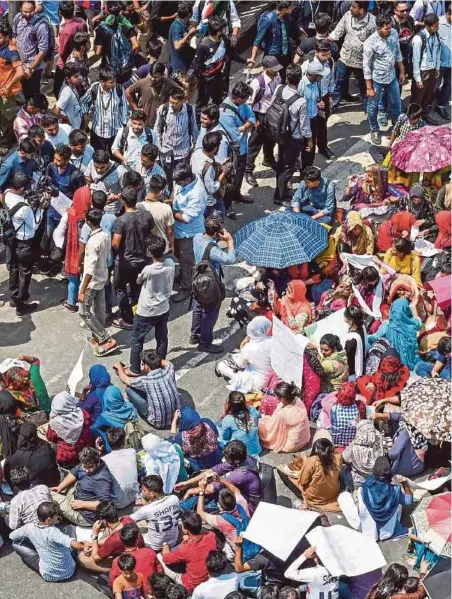  ??  ?? PELAJAR menghalang beberapa persimpang­an utama di bandar raya itu. - Agensi