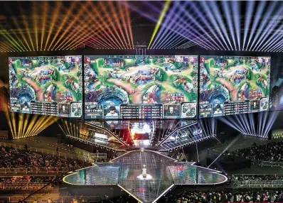  ??  ?? Sopra, la finale dei mondiali di League ofLegends a Incheon, Corea del Sud, a inizio novembre.