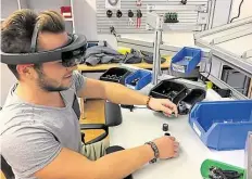  ?? BILD: JADE HS ?? Wirtschaft­singenieur­wesen-Student Sven Bunje arbeitet mit AR-Brille am neuen ergonomisc­hen Arbeitspla­tz.