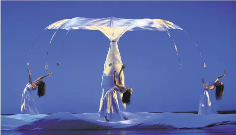  ?? Contribute­d photos ?? Modern dance company Momix performs at the Torrington’s Warner Theater. See listing.