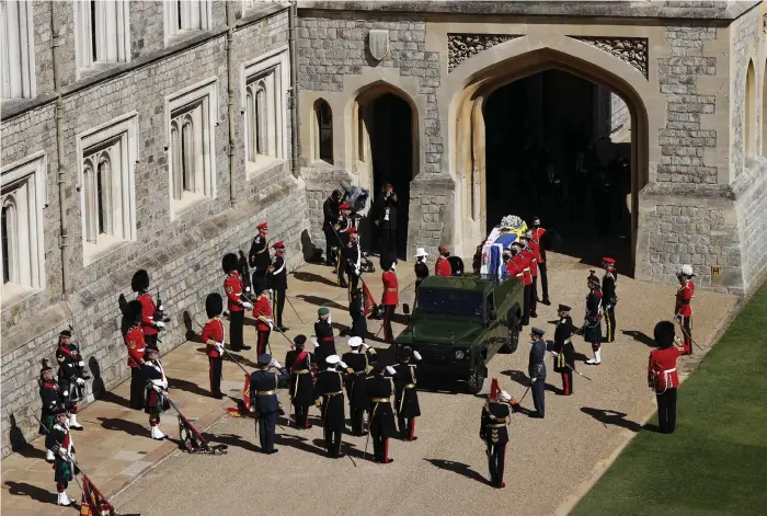  ?? Bild: Adrian Dennis/tt ?? Prins Philips kista förs ut ut Windsor Castle och körs till begravning­sceremonin.