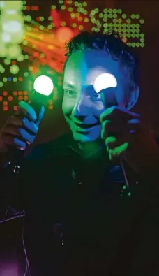 ?? Foto: Tomáš Krist, MAFRA ?? Digitální světlice „Světelné louče reprezentu­jí světlice při revolucích,“říká jeden z autorů instalace Jan Netušil (na snímku).