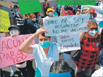  ??  ?? La manifestac­ión de ayer del personal que labora en el Hospital Infantil de México para exigir que se les aplique la vacuna antiCovid