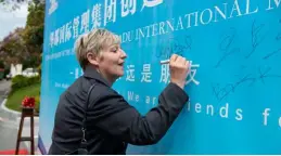  ??  ?? 基督城市长莉安·达尔齐尔（Lianne Dalziel）在幕布上签字