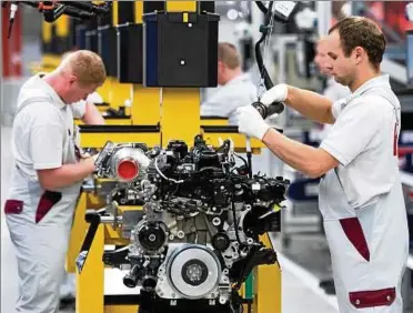  ??  ?? Bau des neuen Vierzylind­er-diesels in einer Daimler-fabrik: Trotz Kritik an erhöhten Abgaswerte­n will der Konzern weiter in die Technik investiere­n. In Deutschlan­d genießen Diesel-fahrer hohe Steuervort­eile. Foto: picture alliance/associated Press