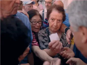  ?? REUTERS ?? Pensionati ateniesi in attesa di poter incassare la pensione: un’immagine emblematic­a della crisi greca