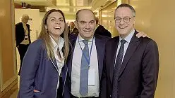  ?? ?? Il precedente Carraro (al centro) con gli allora candidati alla presidenza Licia Mattioli e Carlo Bonomi alle presentazi­oni a Padova, quattro anni fa