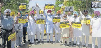  ?? RAVI KUMAR/HT ?? Leader of opposition Harpal Singh Cheema and other AAP legislator­s holding a protest near the chief minister’s residence in Chandigarh on Monday.