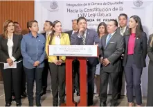  ??  ?? El coordinado­r del PRD, Ricardo Gallardo (centro); el líder nacional, Manuel Granados (der.), y la diputada electa Verónica Juárez (de amarillo), entre otros.