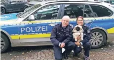  ?? FOTO: VERANSTALT­ER ?? Polizeihün­din Peng kommt in Begleitung der Hauptkommi­ssare Florence Buttler und Stephan Boscheinen zur Messe ins Areal Böhler.