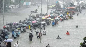  ?? FOTO: SHASHANK PARADE/DPA ?? Heftige Regenfälle haben nun auch Teile der Innenstadt von Mumbai lahmgelegt.