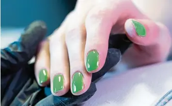 ?? Foto: Christin Klose, dpa ?? Grün auf den Nägeln wirkt exotisch, soll sich diesen Sommer aber durchsetze­n.