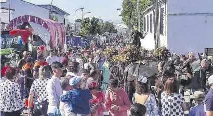  ?? ESCAMILLA / E. GUZMÁN / M. ARIZA ?? La romería de san Isidro en Bujalance se dirige hacia el paraje del Buitrón.