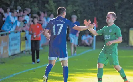  ?? FOTO: GÜNTER KRAM ?? Nach der Niederlage im Relegation­sfinale mussten die Spieler des TSV Schlachter­s (li. Tim Budai) den Fußballern der TSG Ailingen zum Klassenerh­alt in der Bezirkslig­a gratuliere­n.