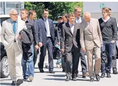  ?? FOTO: DPA ?? Die Hertha-Delegation in Frankfurt vor dem Gericht am 25. Mai 2012: Präsident Werner Gegenbauer (li.), Manager Michael Preetz (4.v.li.), Trainer Otto Rehhagel (Mi.), Rechtsanwa­lt Christoph Schickhard­t (3.v.re.), Co-Trainer Ante Covic sowie die Spieler Thomas Kraft (2.v.li.), Raffael (hinten mit Kappe), Andre Mijatovic (re.) und Peter Niemeyer (2.v.re.).